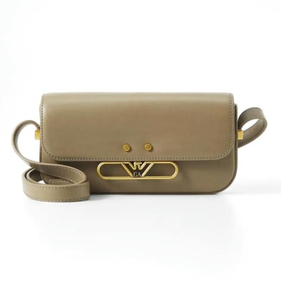 Γυναικεία τσάντα ώμου του οίκου Emporio Armani. Διαστάσεις: 19.5 x 10 x 2.5 cm Όλα τα προϊόντα μας αποστέλλονται σε συσκευασία δώρου. Με την υπηρεσία της προσωποποίησης μπορείτε να προσθέσετε τα αρχικά, το όνομα ή το λογότυπό σας.