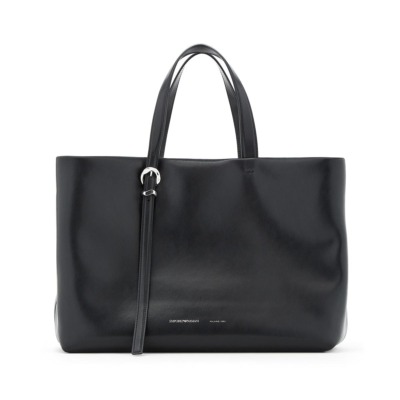 Γυναικεία τσάντα ώμου του οίκου Emporio Armani σε μαύρο χρώμα. Διαθέτει δύο εσωτερικές θήκες, δύο επιπλέον θήκες με φερμουάρ και μαγνητικό κλείσιμο. Όλα τα προϊόντα μας παραδίδονται σε πολυτελή συσκευασία δώρου.